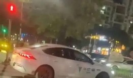 深圳最新爆料相撞,惊心动魄的街头相撞事件！