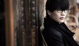 刘大锤爆料许嵩未分手视频,视频揭露恋情疑云